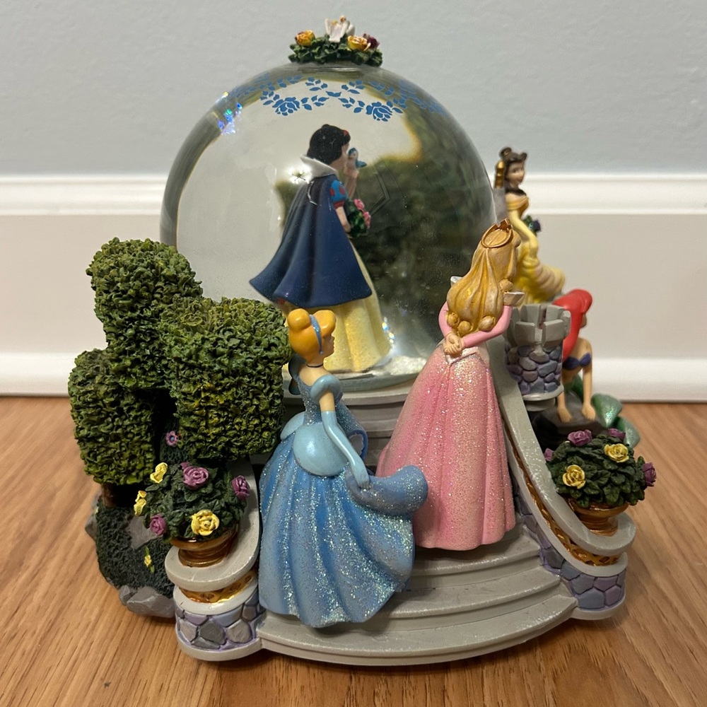 Disney Princesses Snowglobe Snow White Ariel Belle Aurora Cinderella - Picture 4 of 9